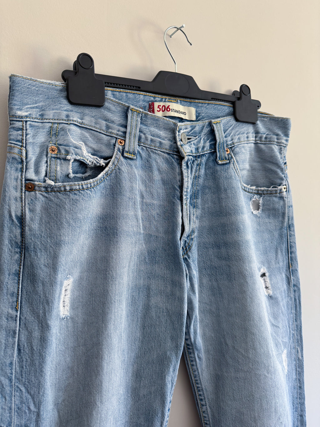 Levi’s 506 Distressed Cropped Jeans – Light Wash – W32 L27