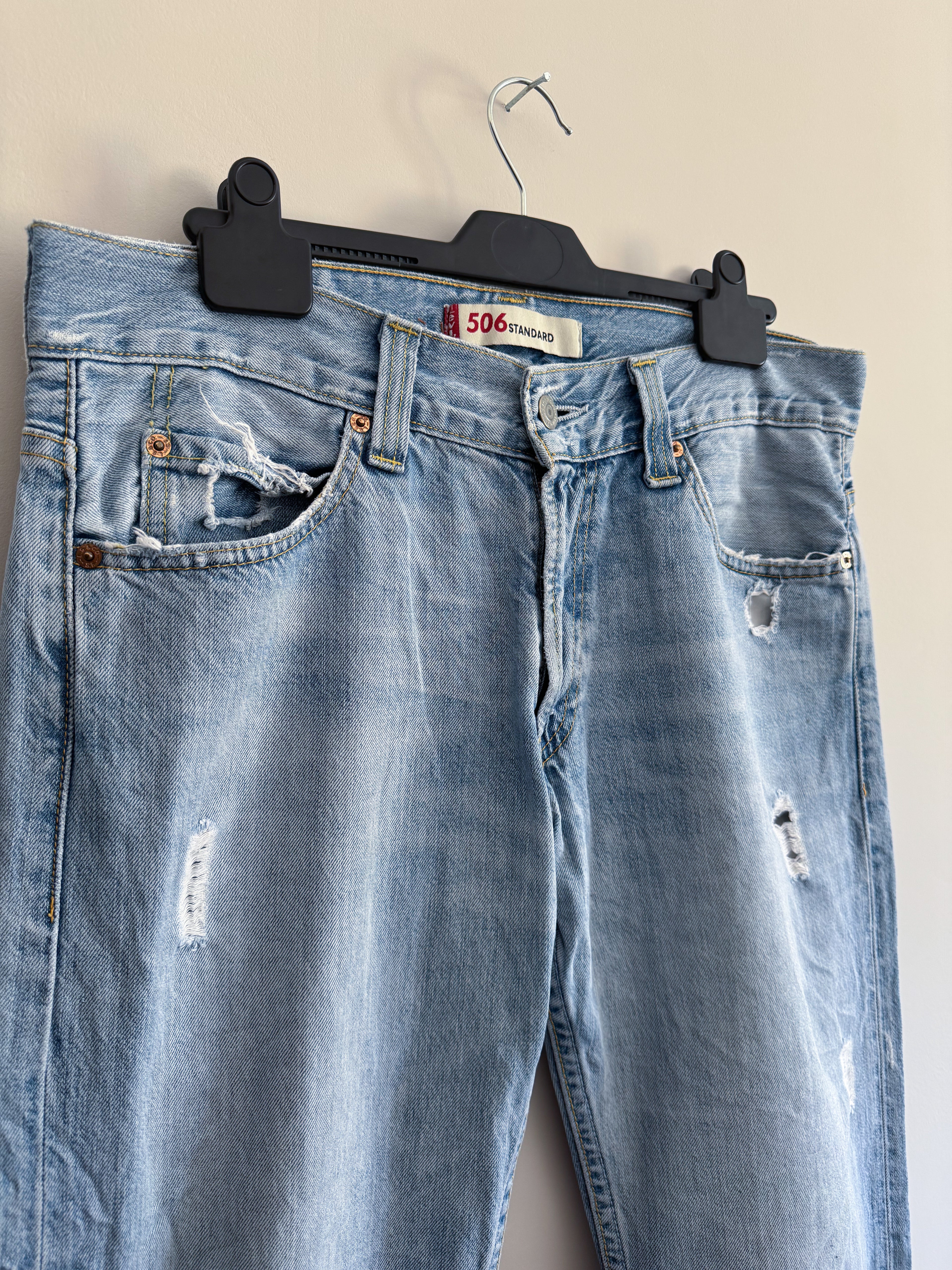 Levi’s 506 Distressed Cropped Jeans – Light Wash – W32 L27