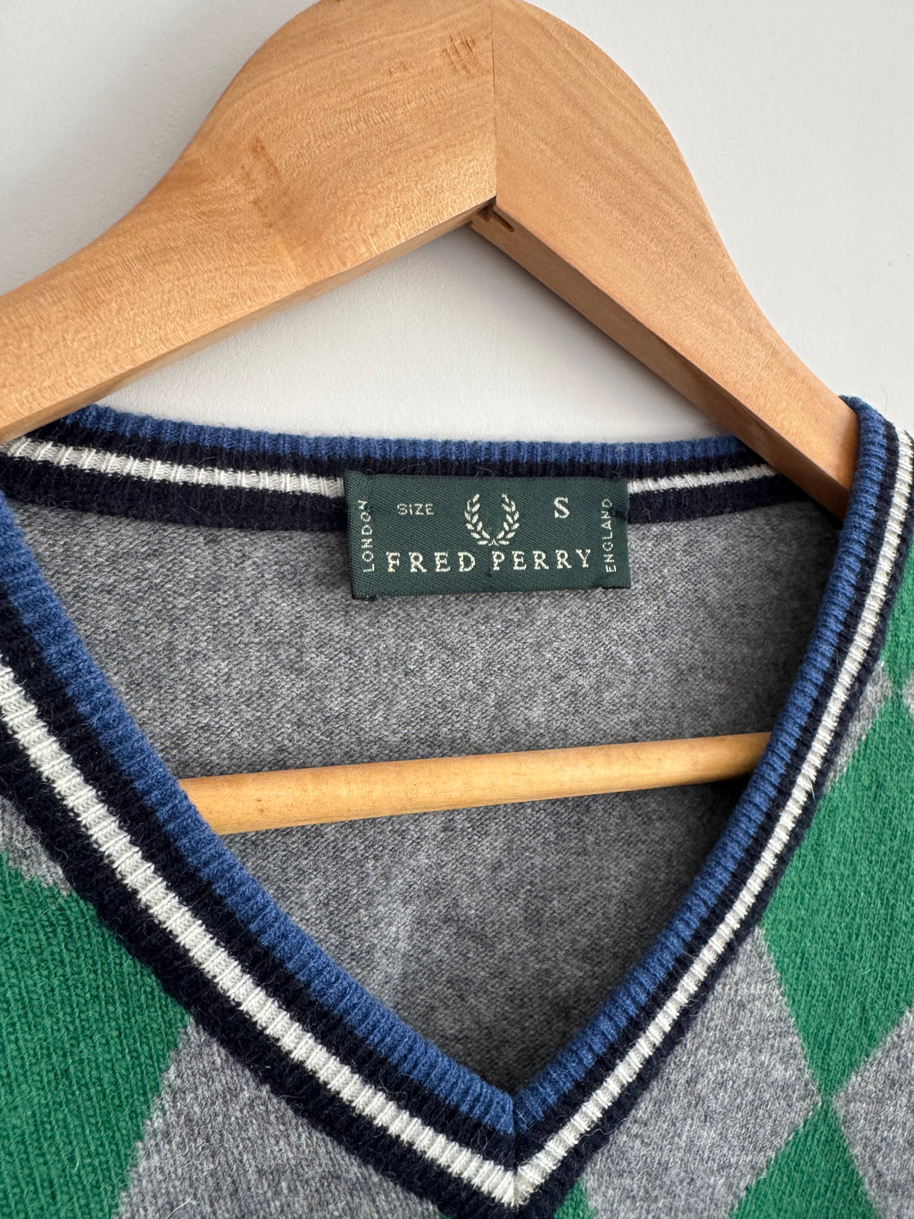 FRED PERRY ARGYLE KNIT V-NECK SWEATER - S