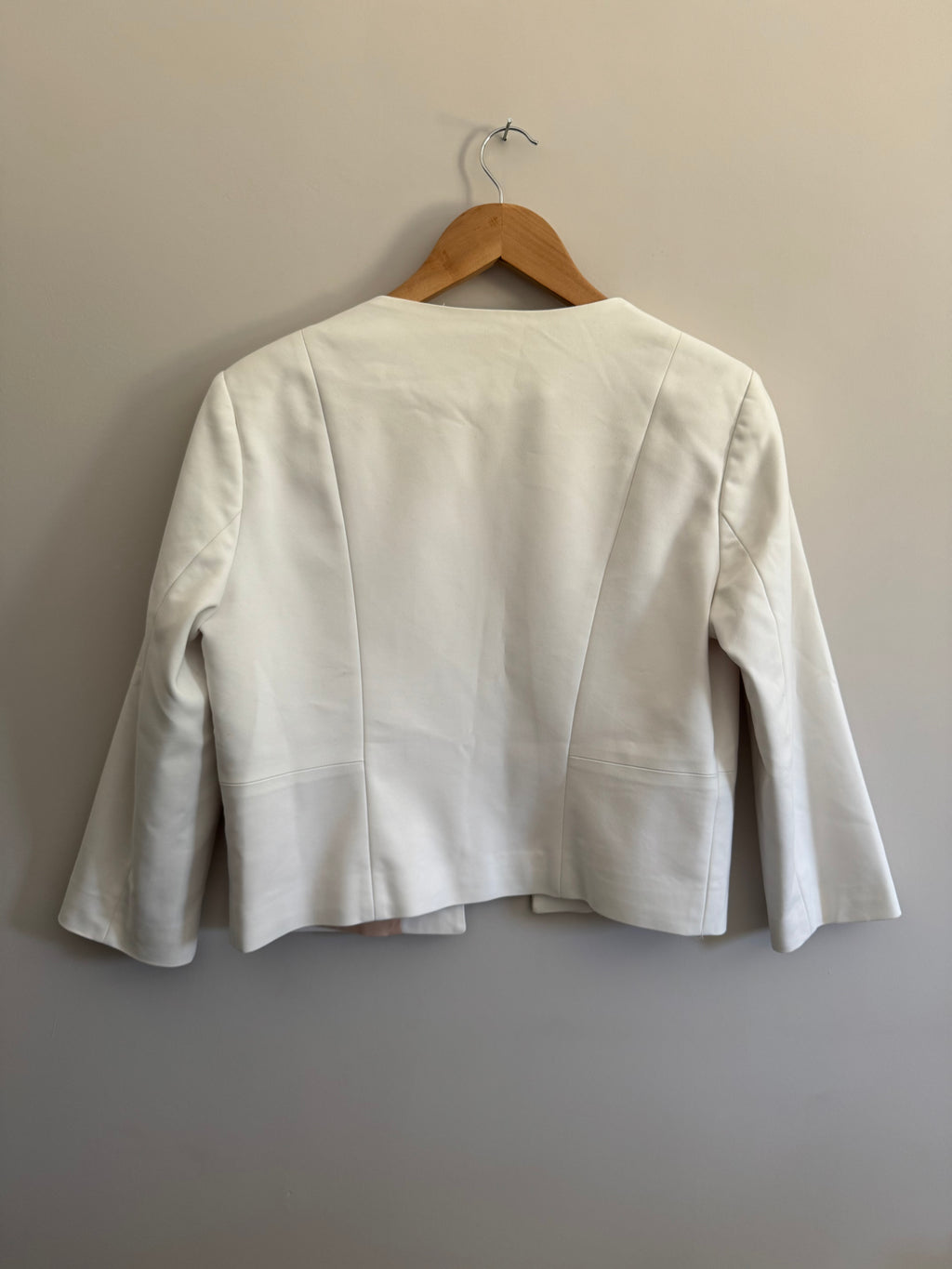 WHITE COLLARLESS BLAZER - L