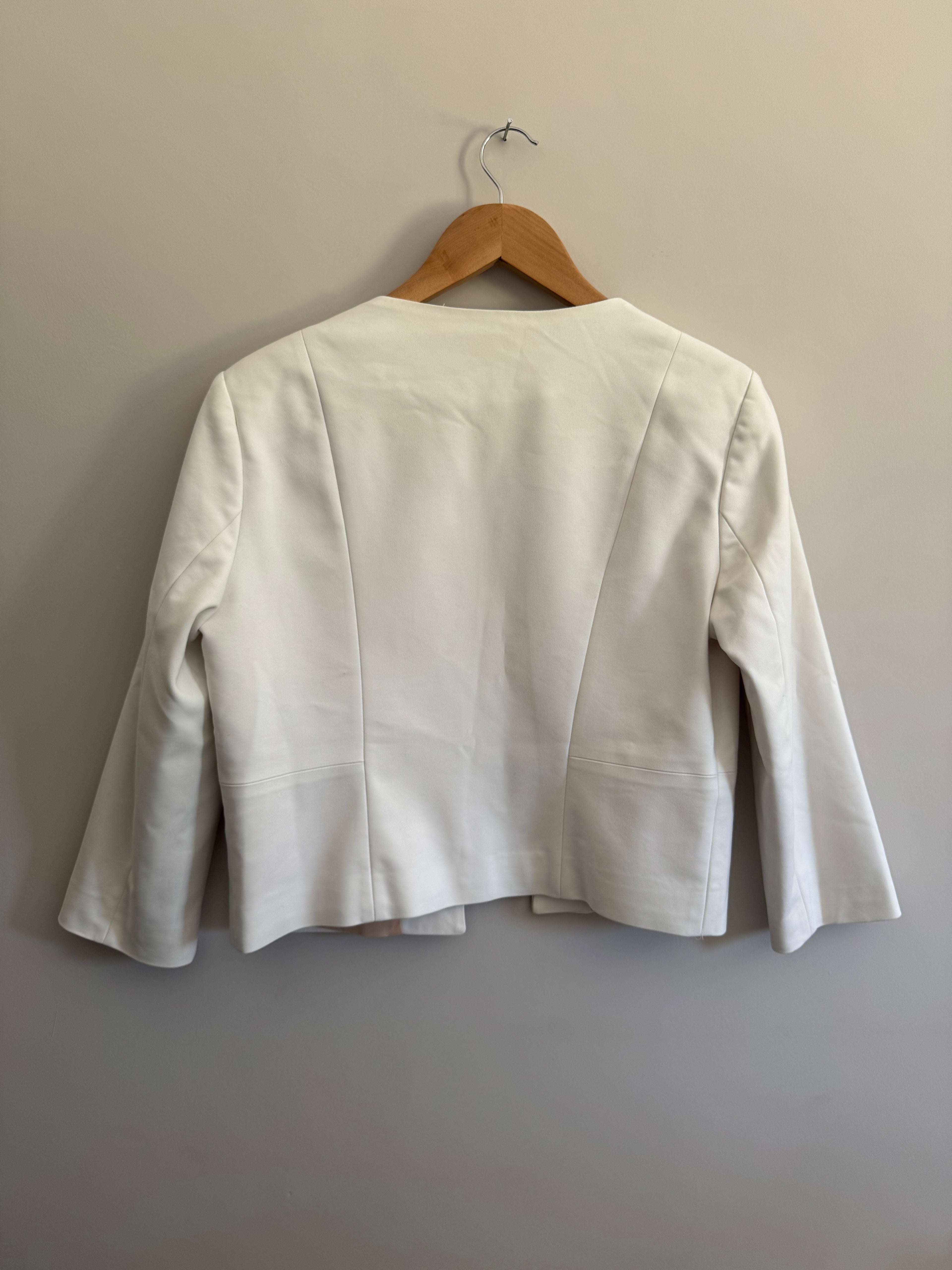 WHITE COLLARLESS BLAZER - L