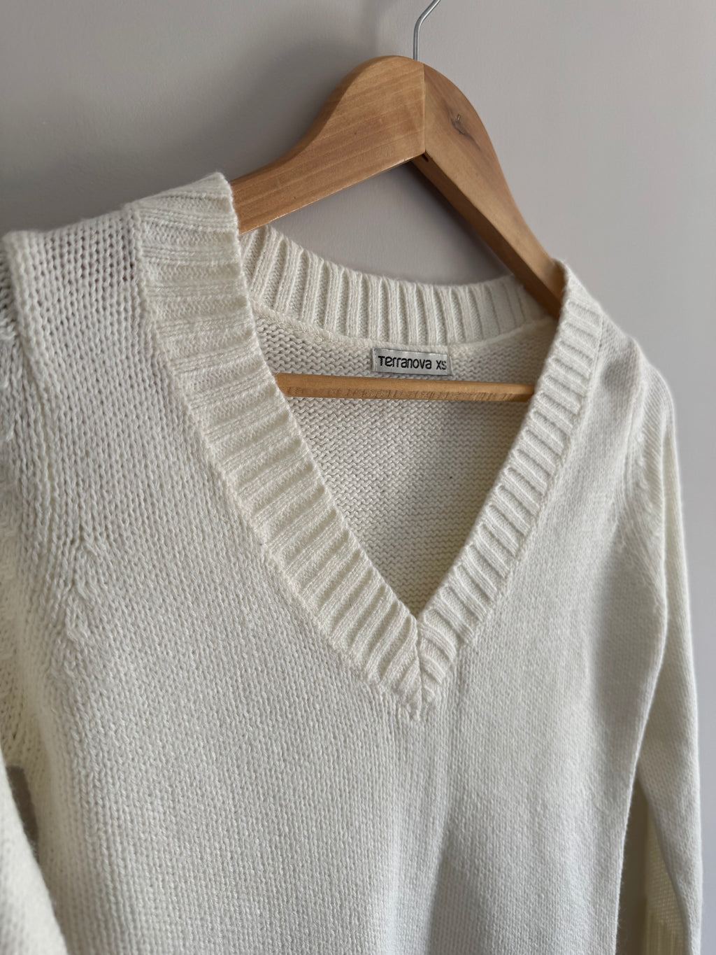 TERRANOVA WHITE V-NECK SWEATER - XS