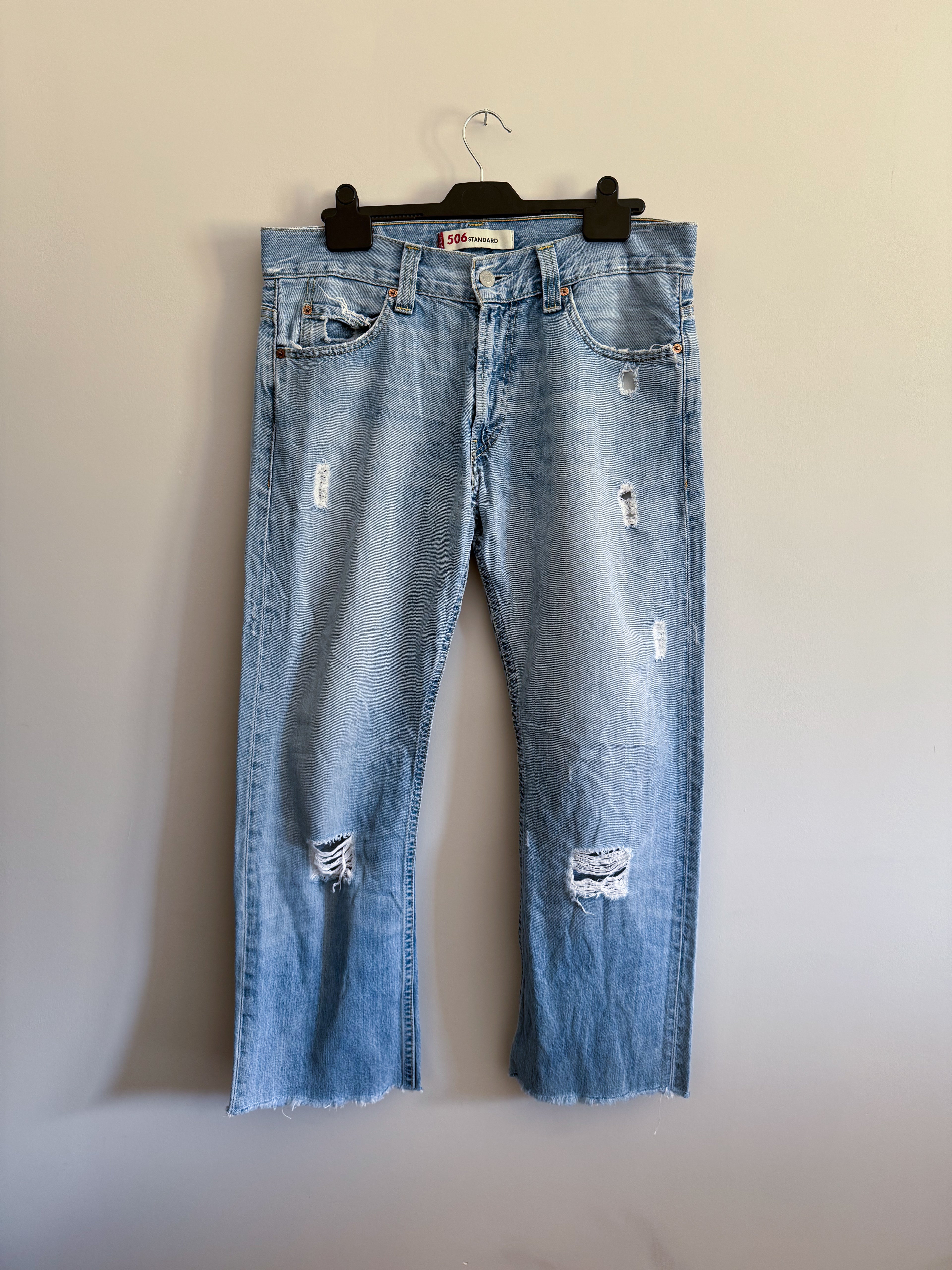 Levi’s 506 Distressed Cropped Jeans – Light Wash – W32 L27