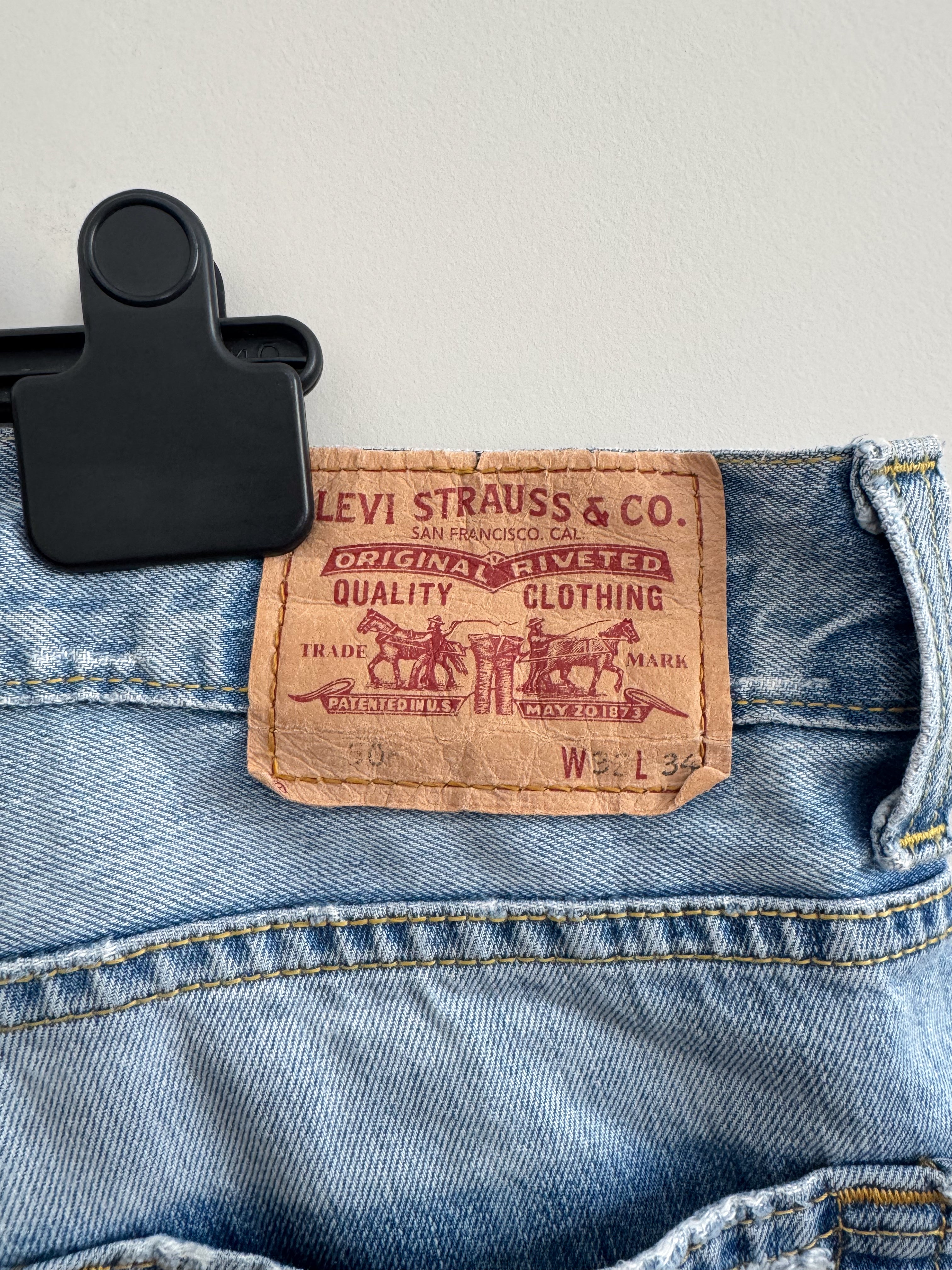 Levi’s 506 Distressed Cropped Jeans – Light Wash – W32 L27