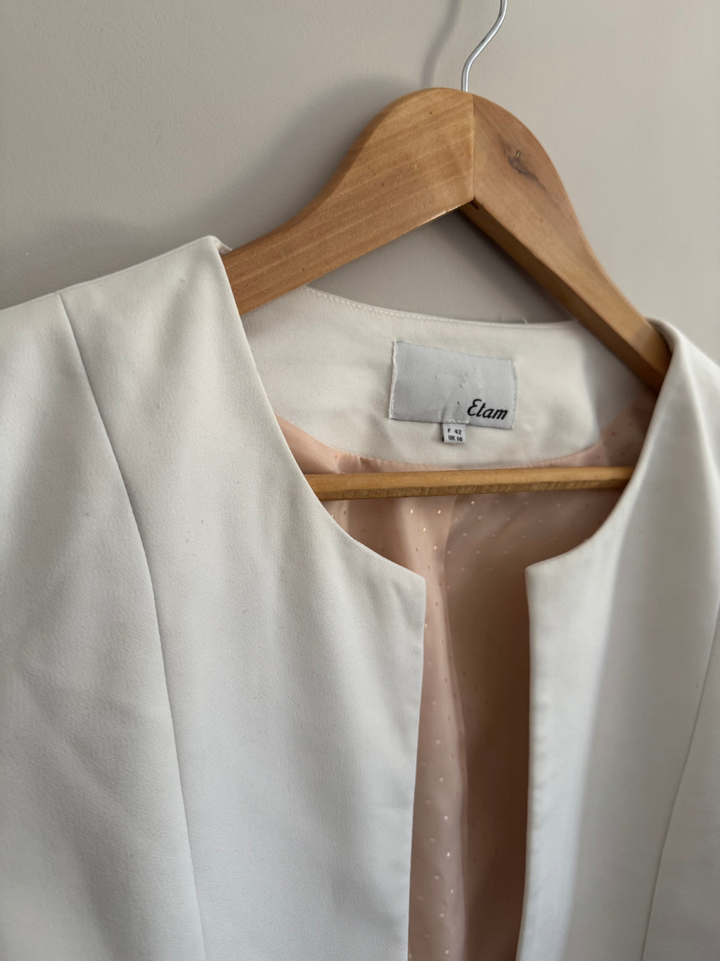 WHITE COLLARLESS BLAZER - L