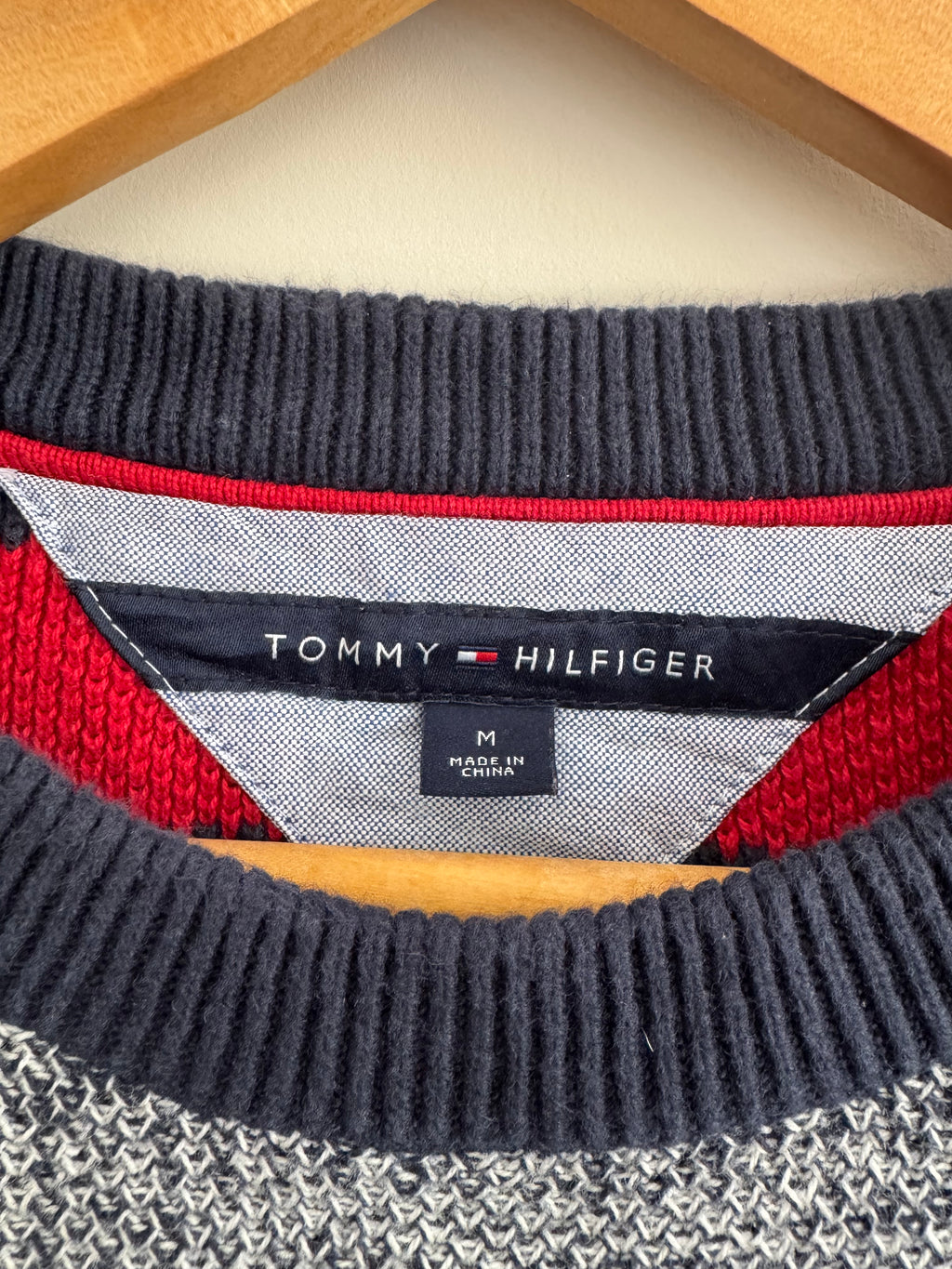 TOMMY HILFIGER STRIPED CREWNECK SWEATER - M