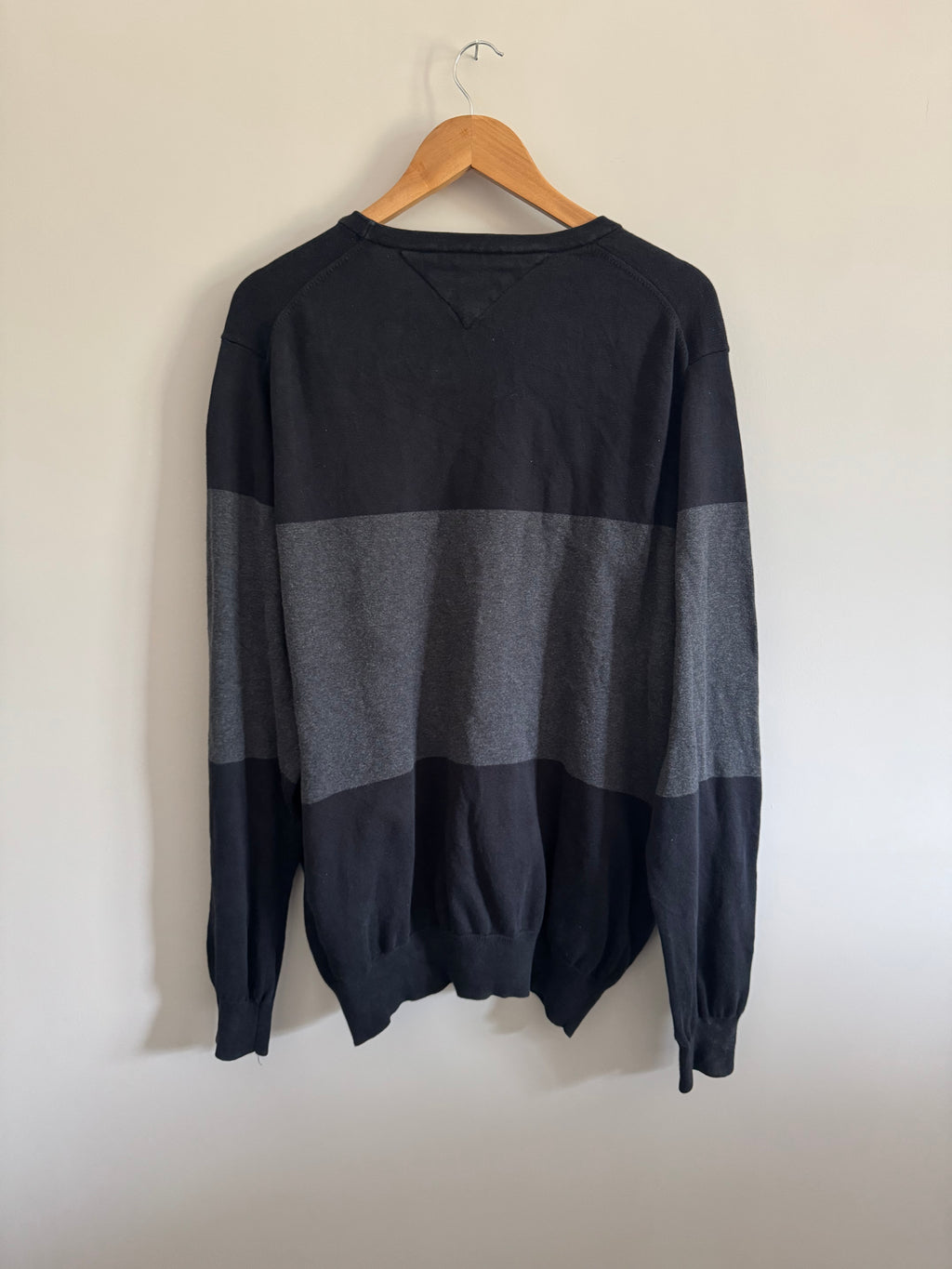 TOMMY HILFIGER TWO-TONE KNIT SWEATER - XL