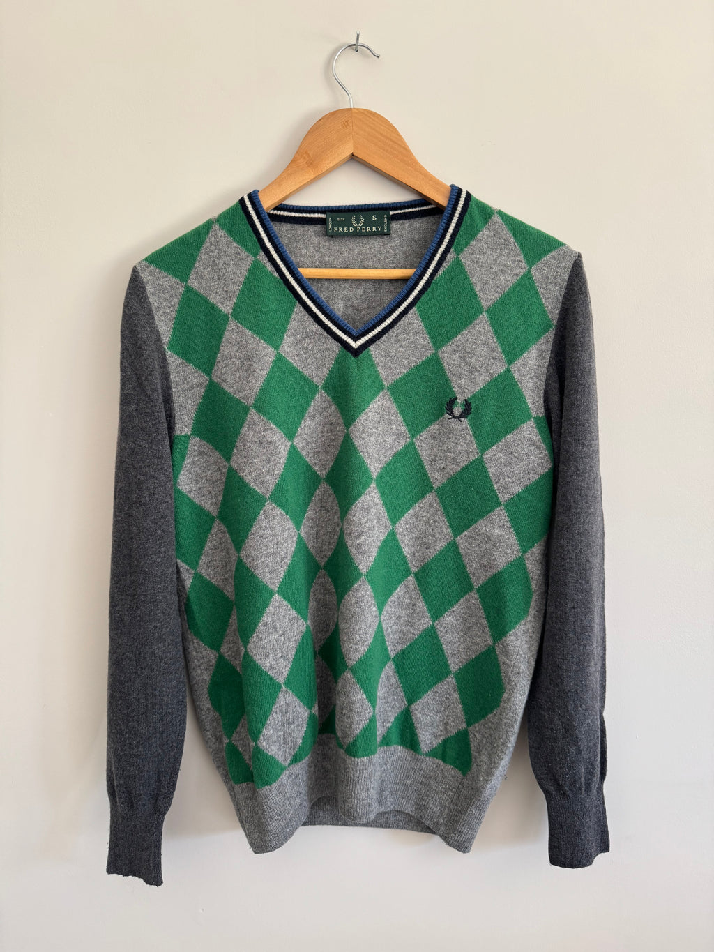 FRED PERRY ARGYLE KNIT V-NECK SWEATER - S