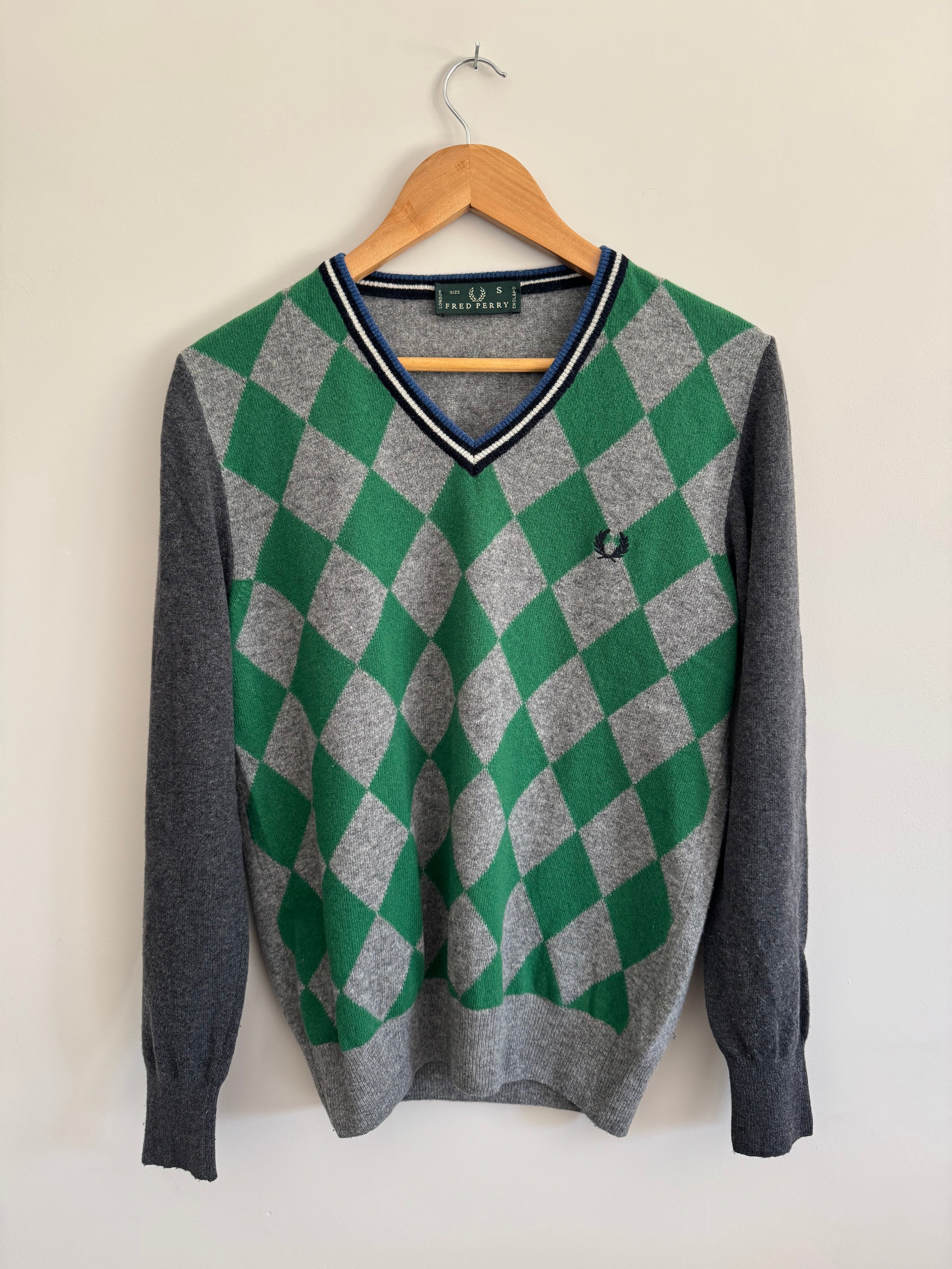 FRED PERRY ARGYLE KNIT V-NECK SWEATER - S