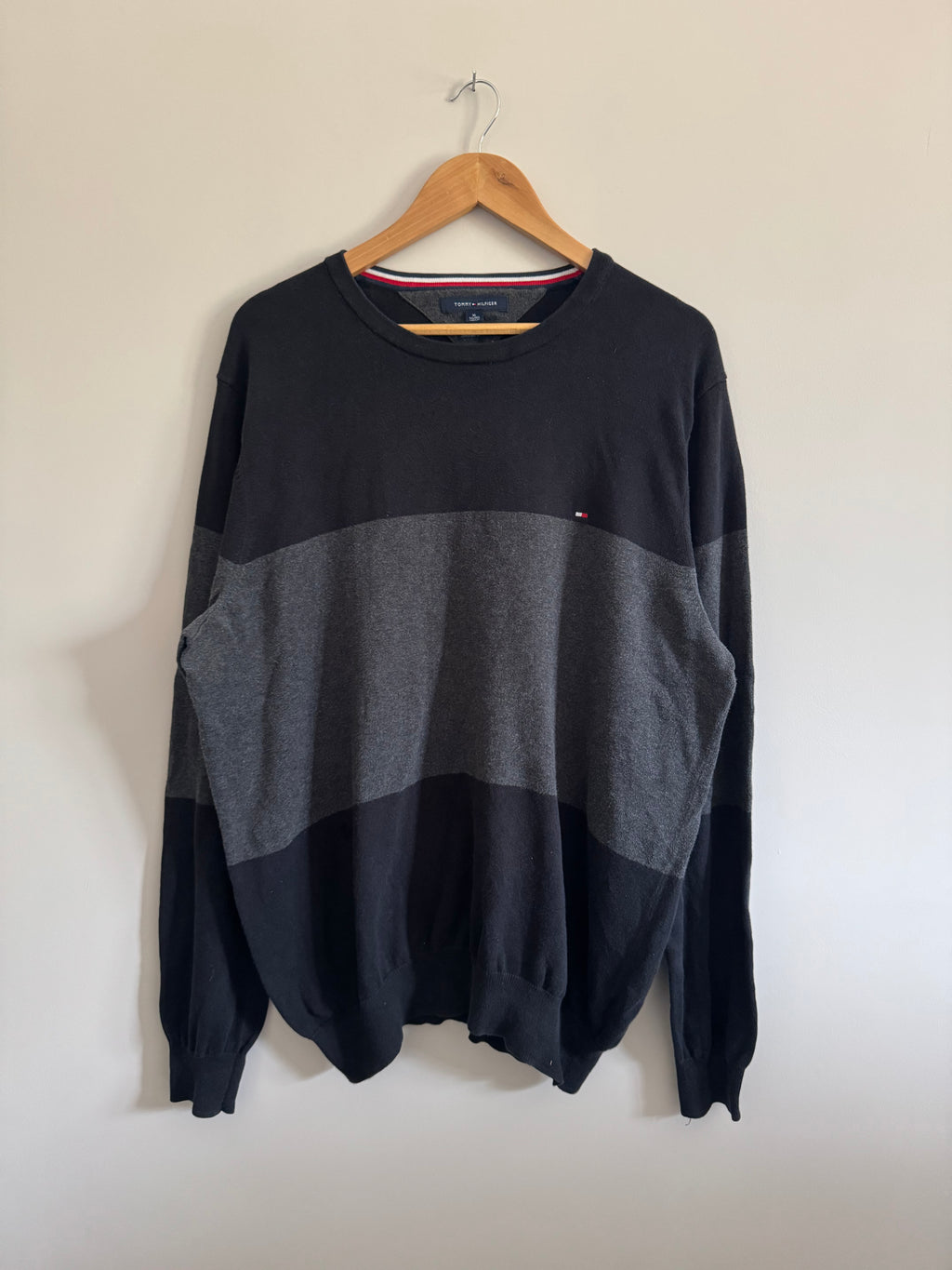 TOMMY HILFIGER TWO-TONE KNIT SWEATER - XL