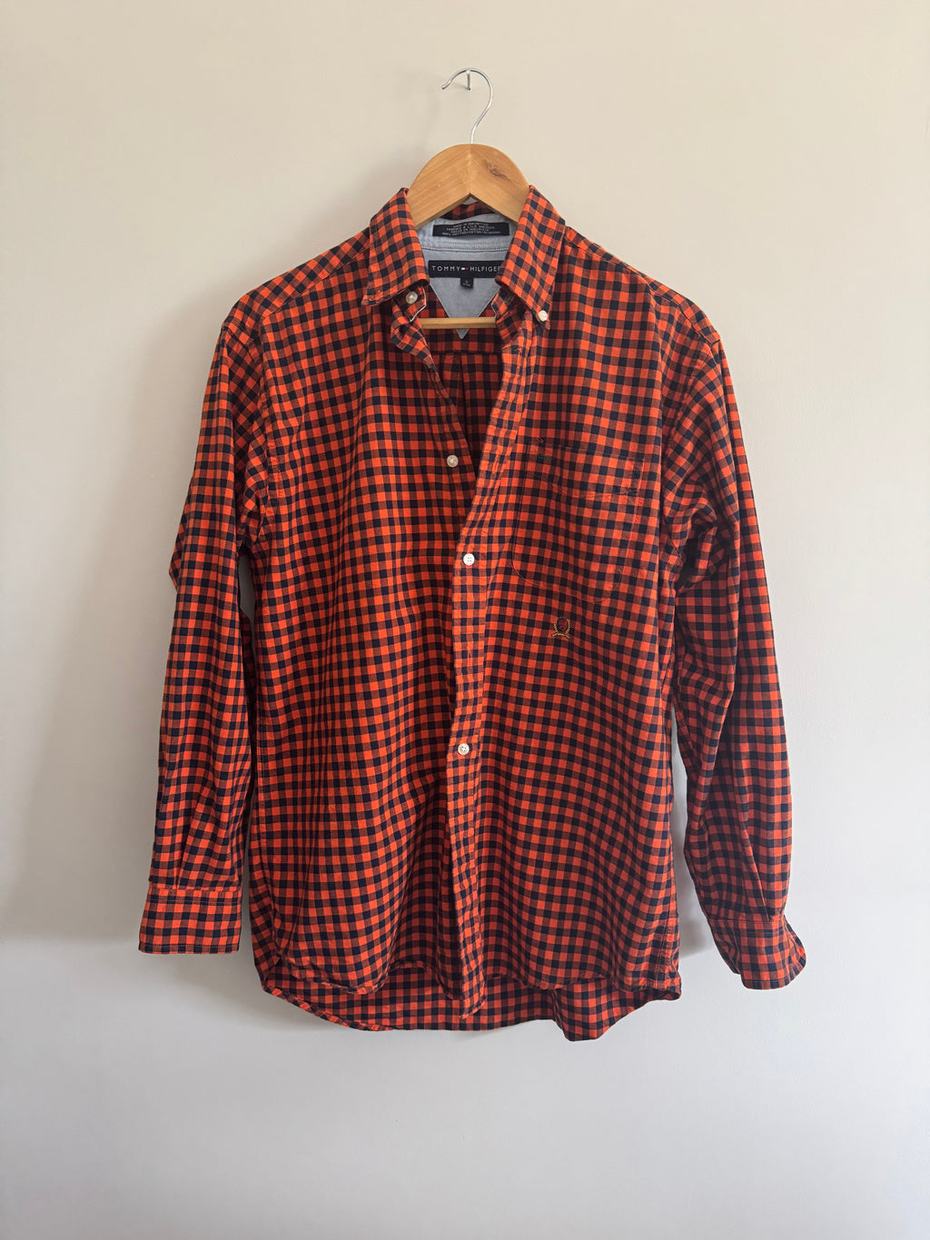 TOMMY HILFIGER MEN’S CHECKERED ORANGE BUTTON UP SHIRT - S