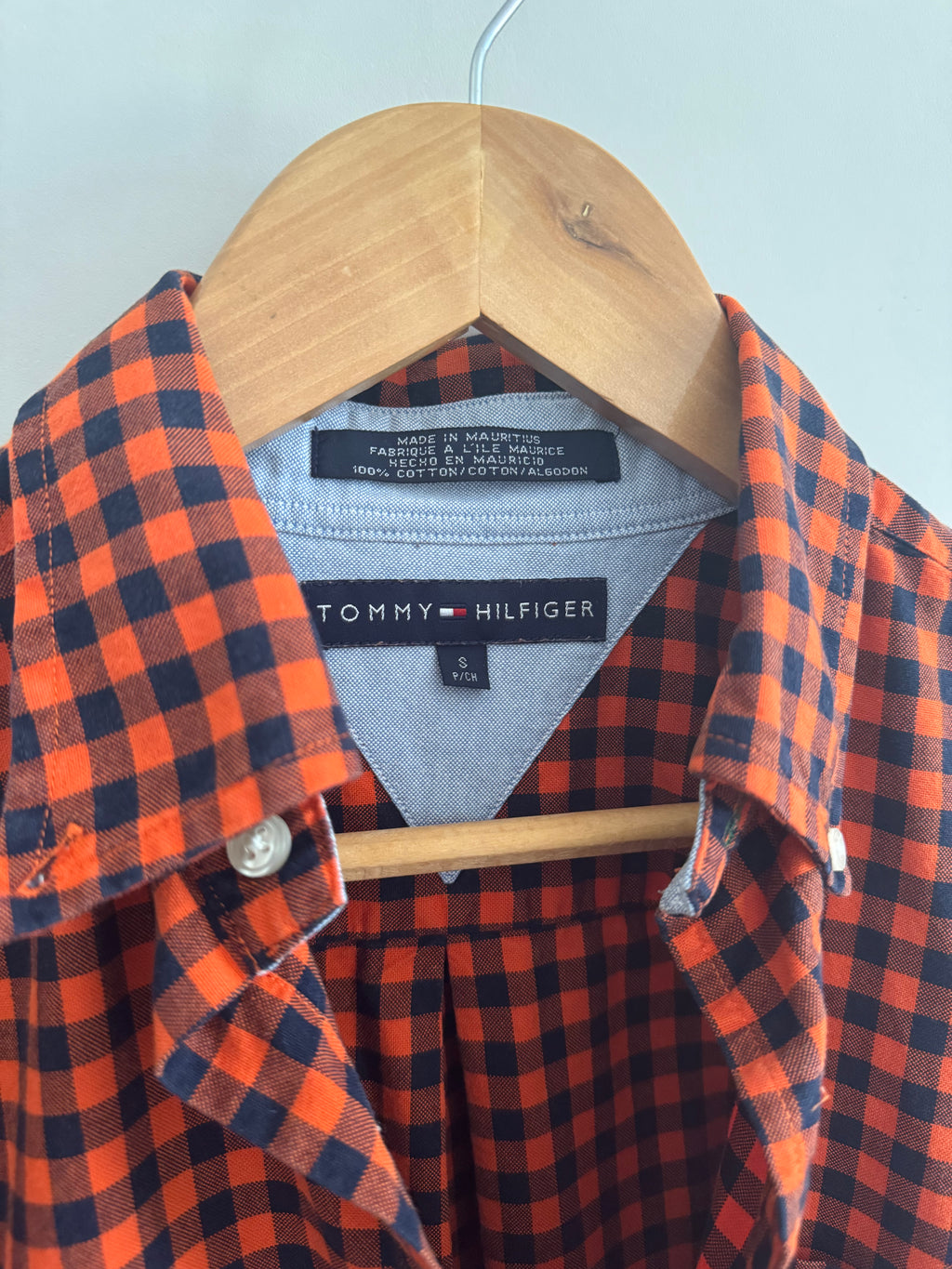 TOMMY HILFIGER MEN’S CHECKERED ORANGE BUTTON UP SHIRT - S