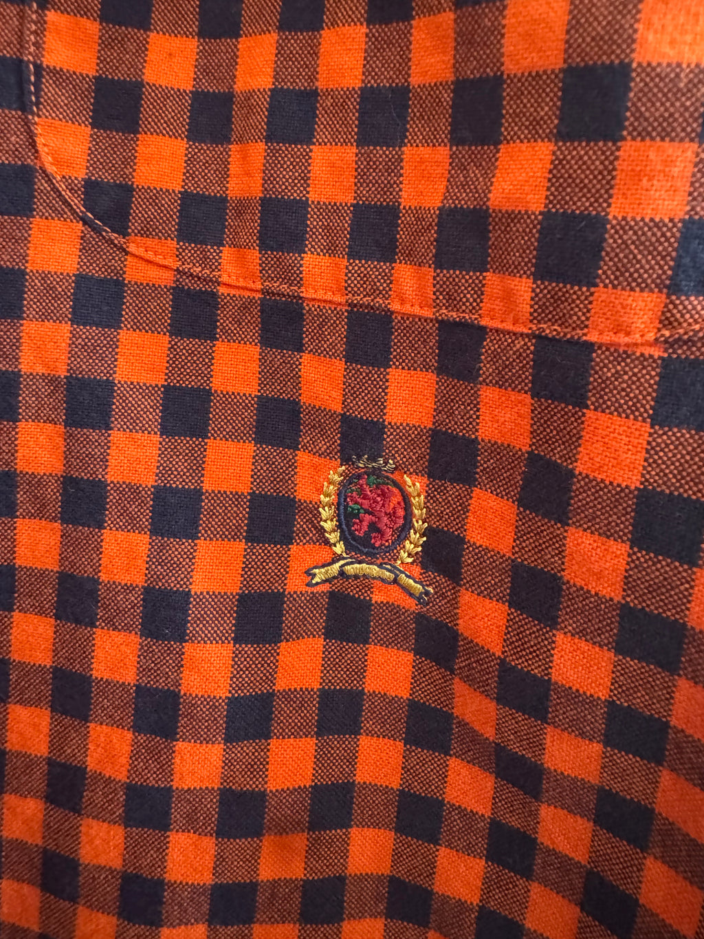 TOMMY HILFIGER MEN’S CHECKERED ORANGE BUTTON UP SHIRT - S