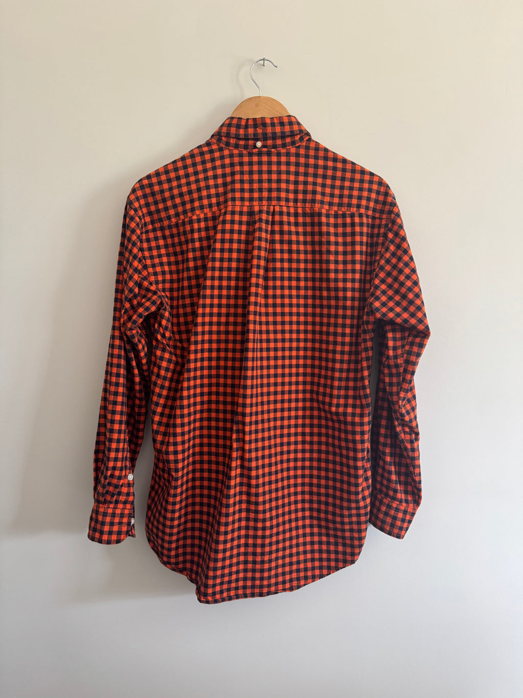 TOMMY HILFIGER MEN’S CHECKERED ORANGE BUTTON UP SHIRT - S