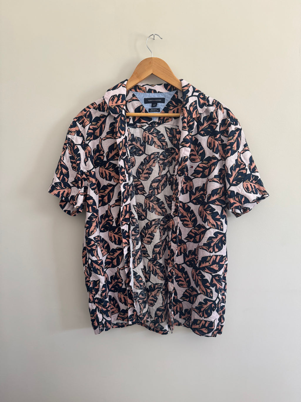 TOMMY HILFIGER MEN’S TROPICAL PRINT SHORT SLEEVE SHIRT - L