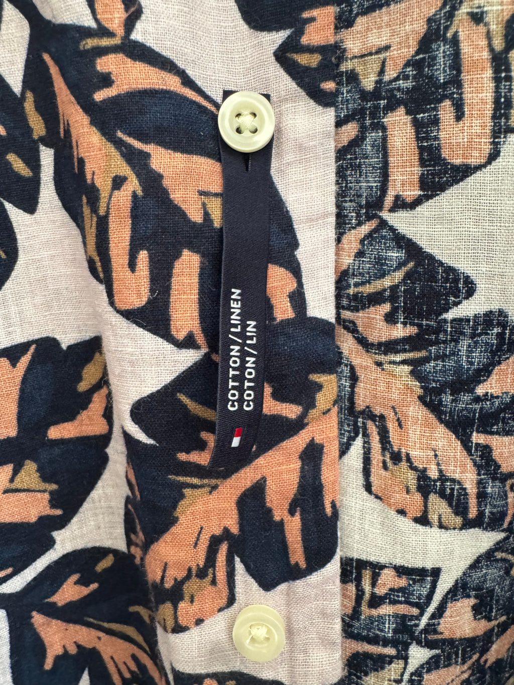 TOMMY HILFIGER MEN’S TROPICAL PRINT SHORT SLEEVE SHIRT - L