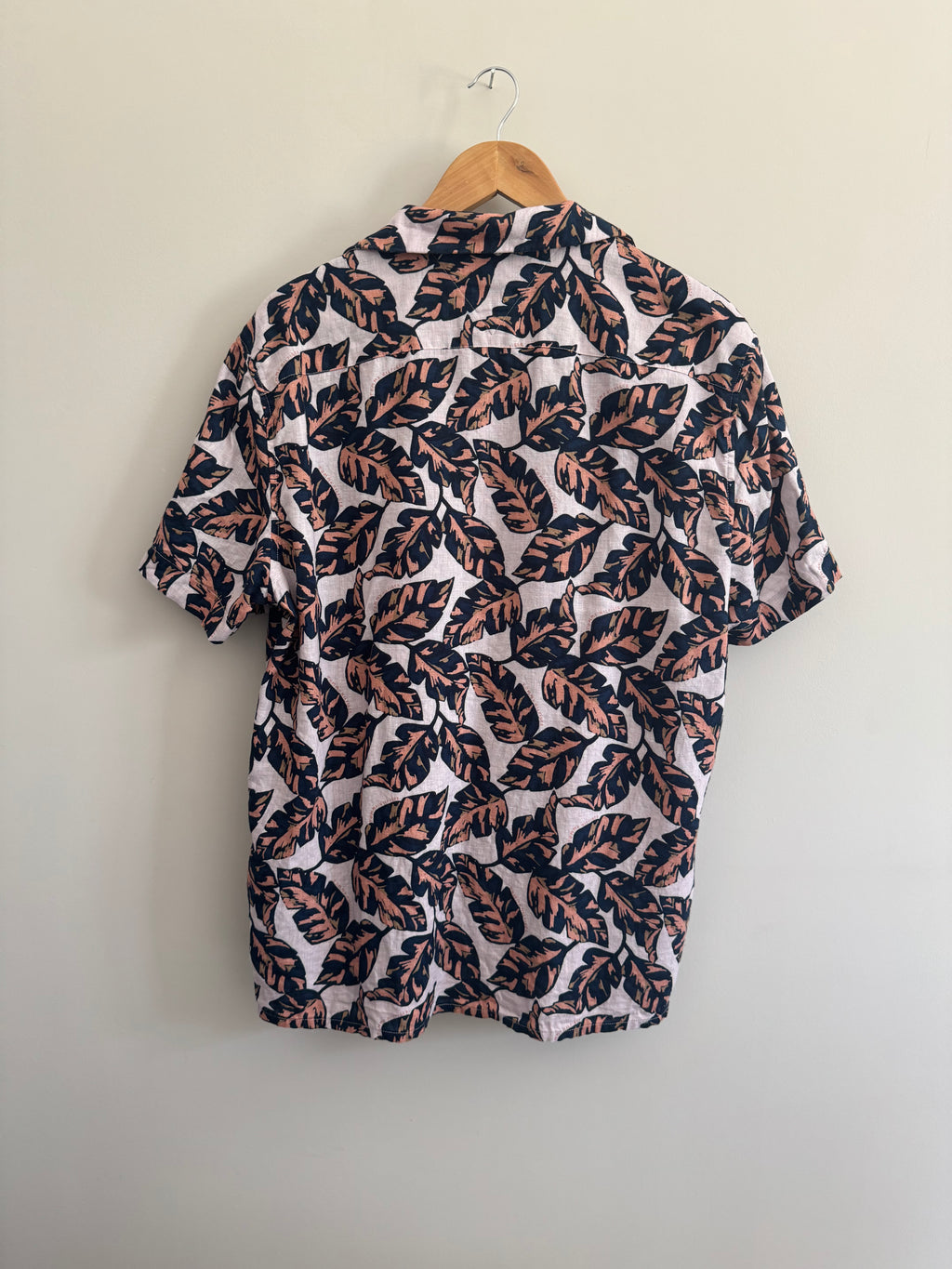 TOMMY HILFIGER MEN’S TROPICAL PRINT SHORT SLEEVE SHIRT - L