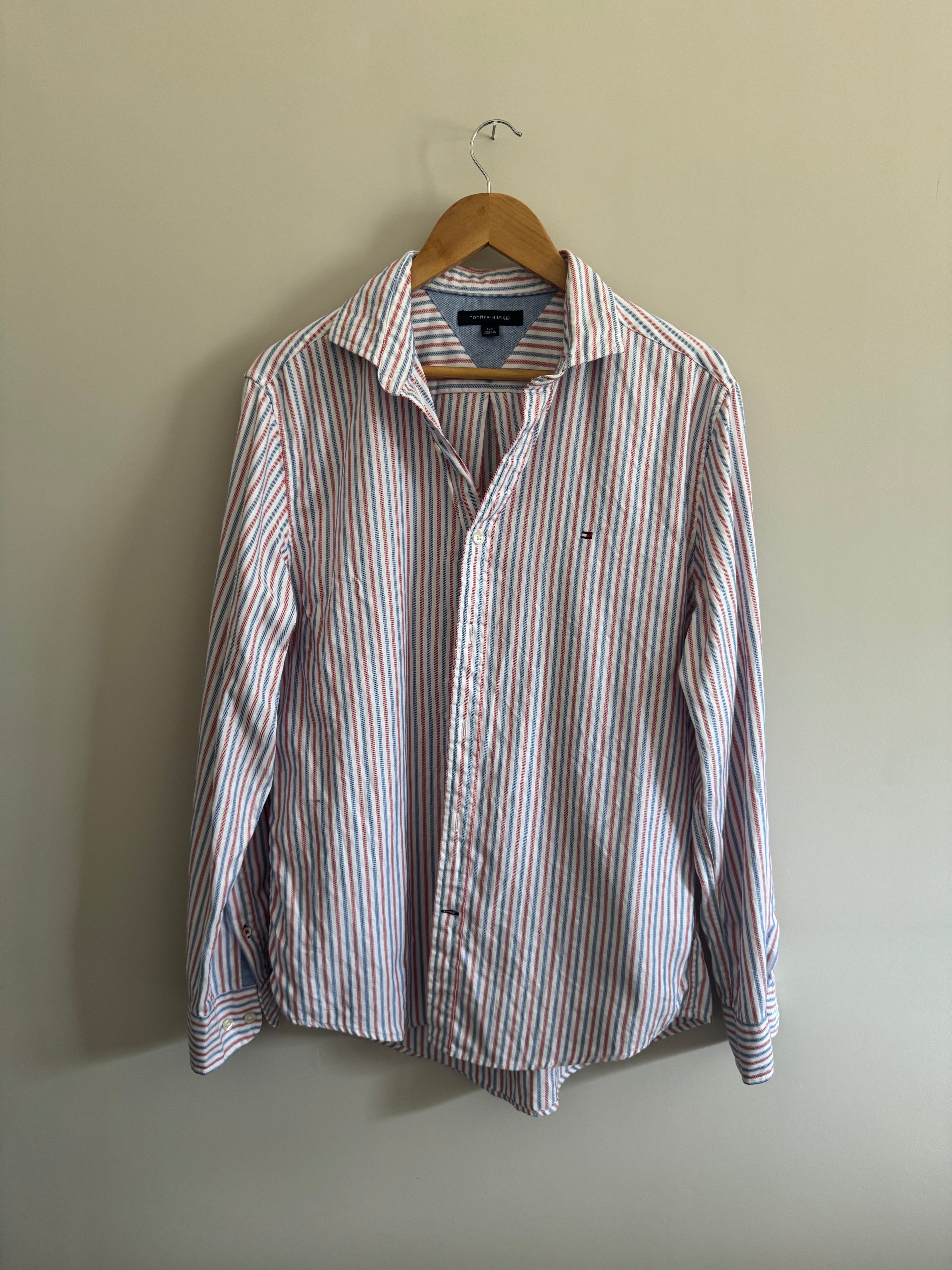 TOMMY HILFIGER MEN’S STRIPED BUTTON UP SHIRT - L