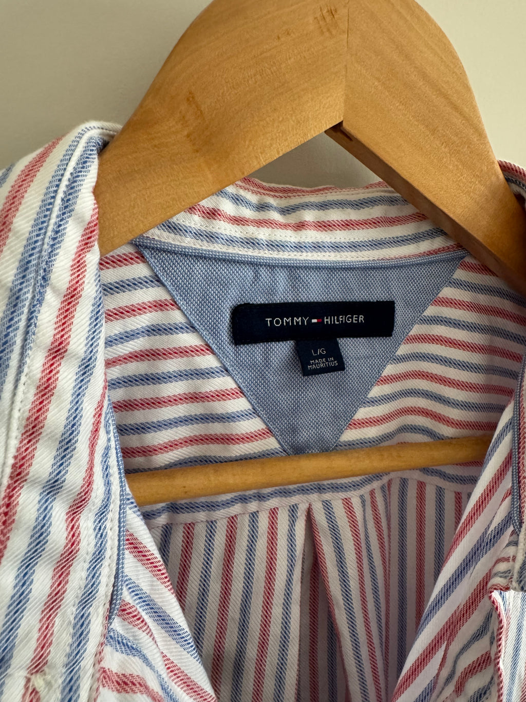 TOMMY HILFIGER MEN’S STRIPED BUTTON UP SHIRT - L