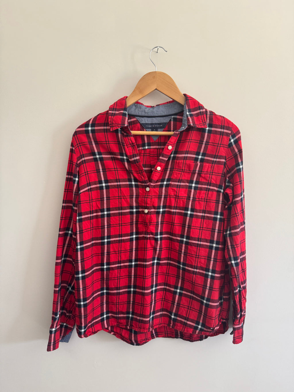 TOMMY HILFIGER WOMEN’S RED PLAID FLANNEL SHIRT - M