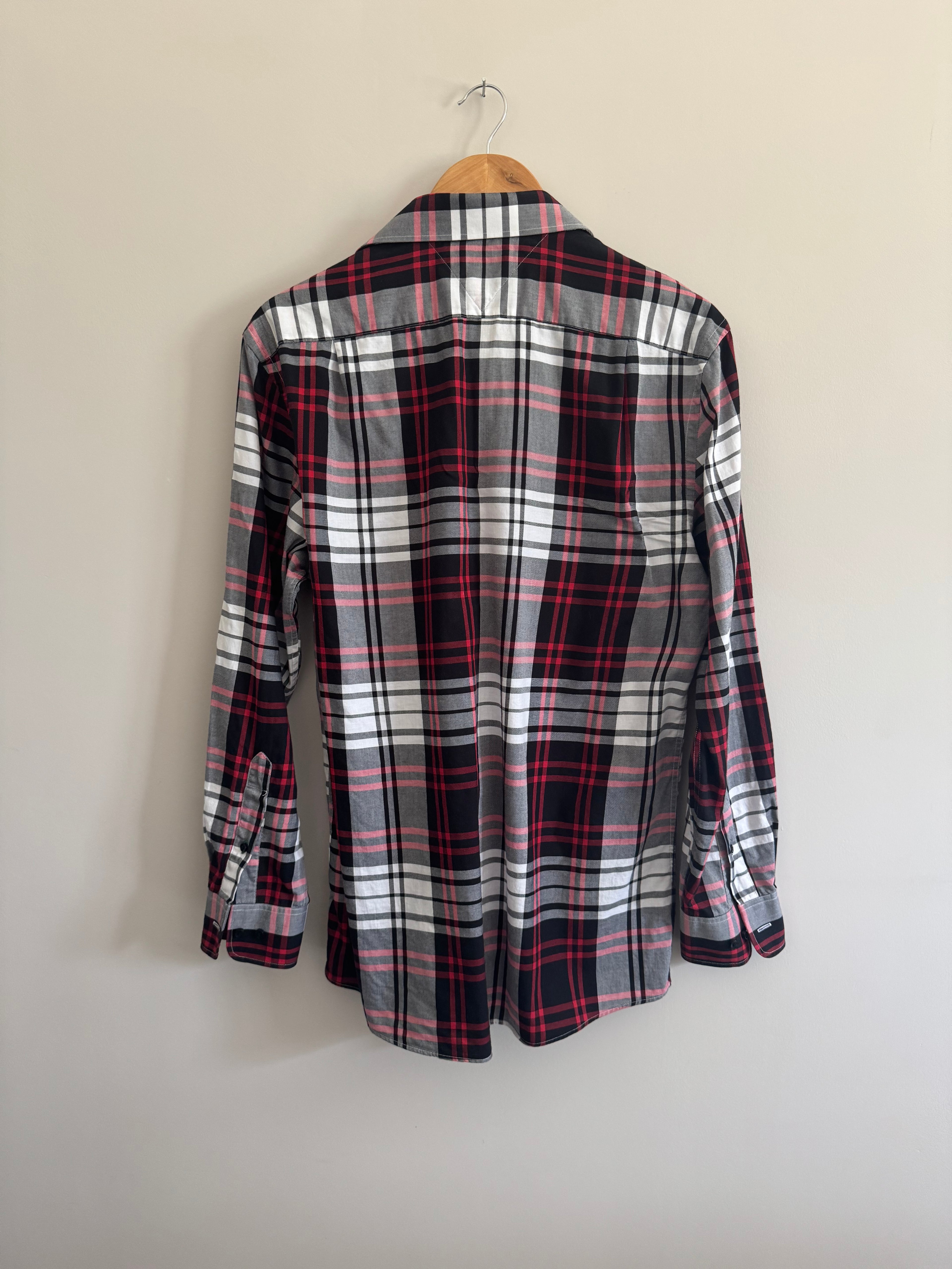 TOMMY HILFIGER MEN’S SLIM FIT PLAID SHIRT - M